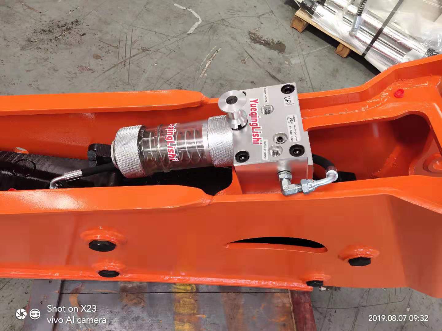 Easy To Install Backhoe Loader Type Breaker with Chisel
